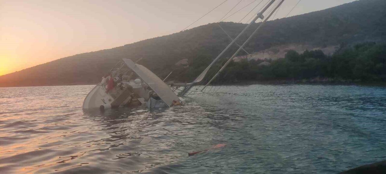Muğla’nın Bodrum ilçesi açıklarında 14,5 metrelik yelkenli tekne kayalıklara çarptıktan