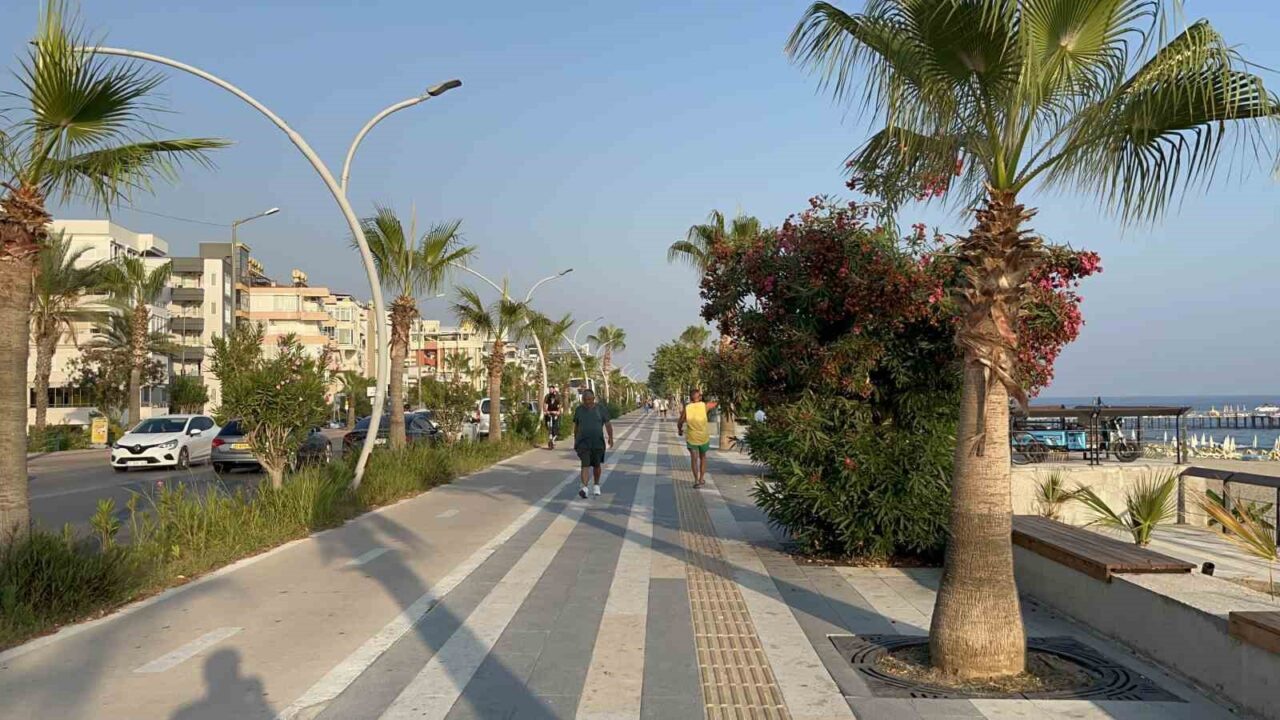 Antalya’nın Alanya ilçesinde yaşayan Nail Çetin, yeni aldığı bisikletiyle şarkı