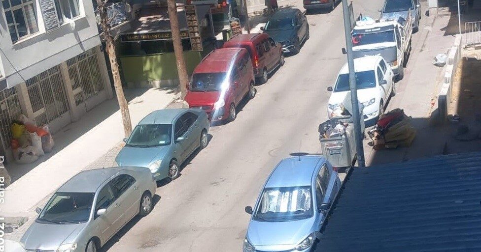 Ankara’nın Yenimahalle ilçesinde iki gündür toplanmayan çöpler mahalle sakinlerini canından