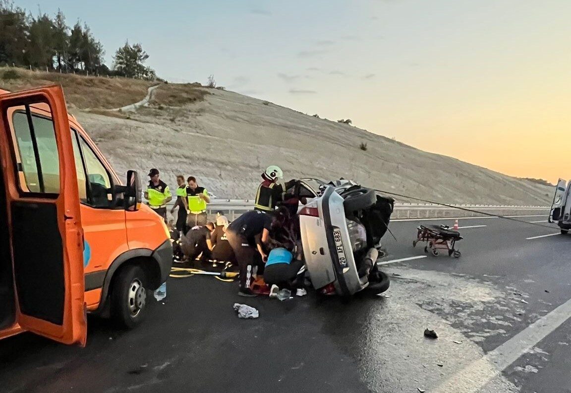 Aydın’ın Yenipazar ilçesinde meydana gelen trafik kazasında araç içerisinde sıkışan