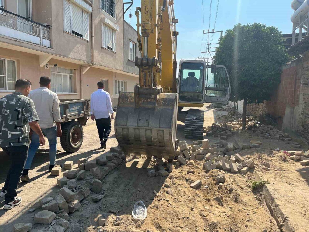 Aydın’ın Yenipazar ilçesine bağlı Doğu Mahallesi’nde, belediye ekiplerince parke taşı