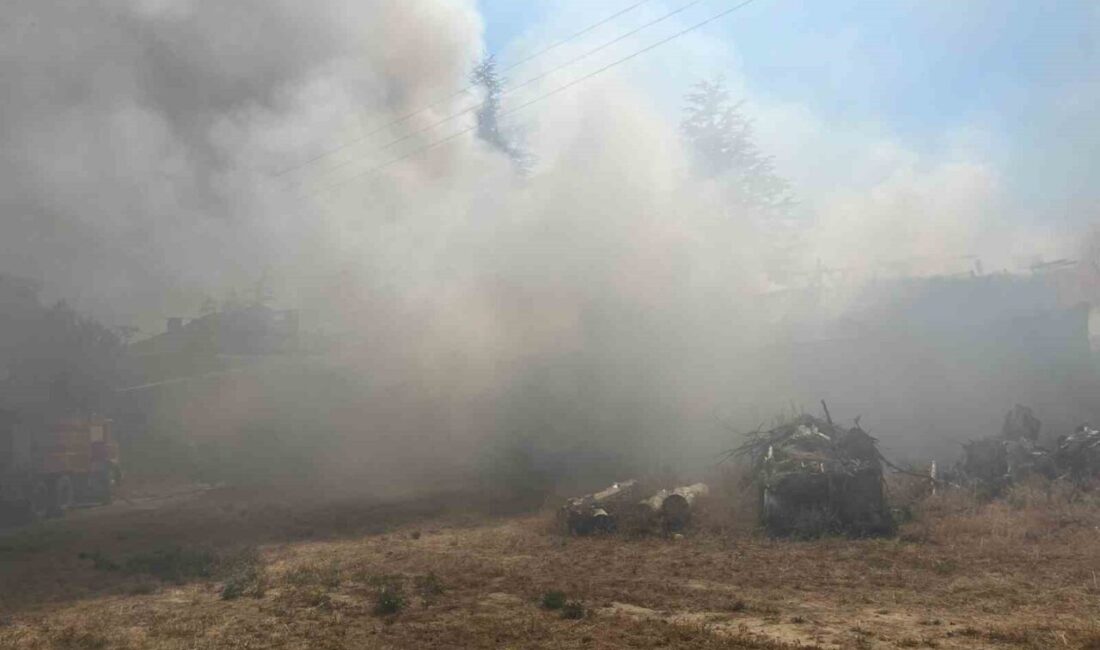 Isparta’nın Şarkikaraağaç ilçesinde bir evin bahçesinde kuru otların yakılması sırasında