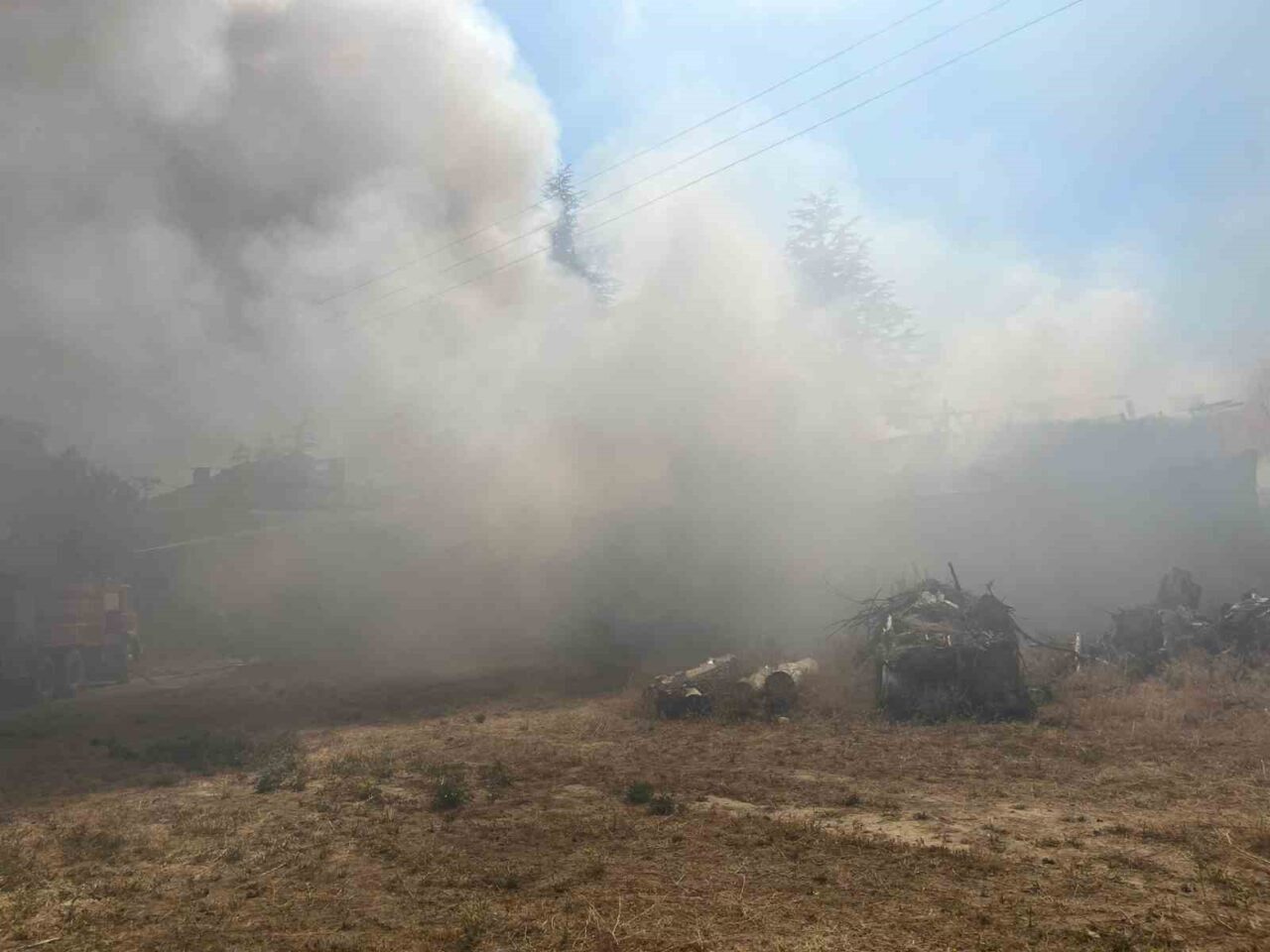 Isparta’nın Şarkikaraağaç ilçesinde bir evin bahçesinde kuru otların yakılması sırasında