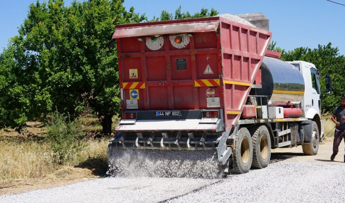 Yeşilyurt Belediyesi, kırsal mahallelerde ulaşım altyapısını güçlendirmek amacıyla başlattığı yol