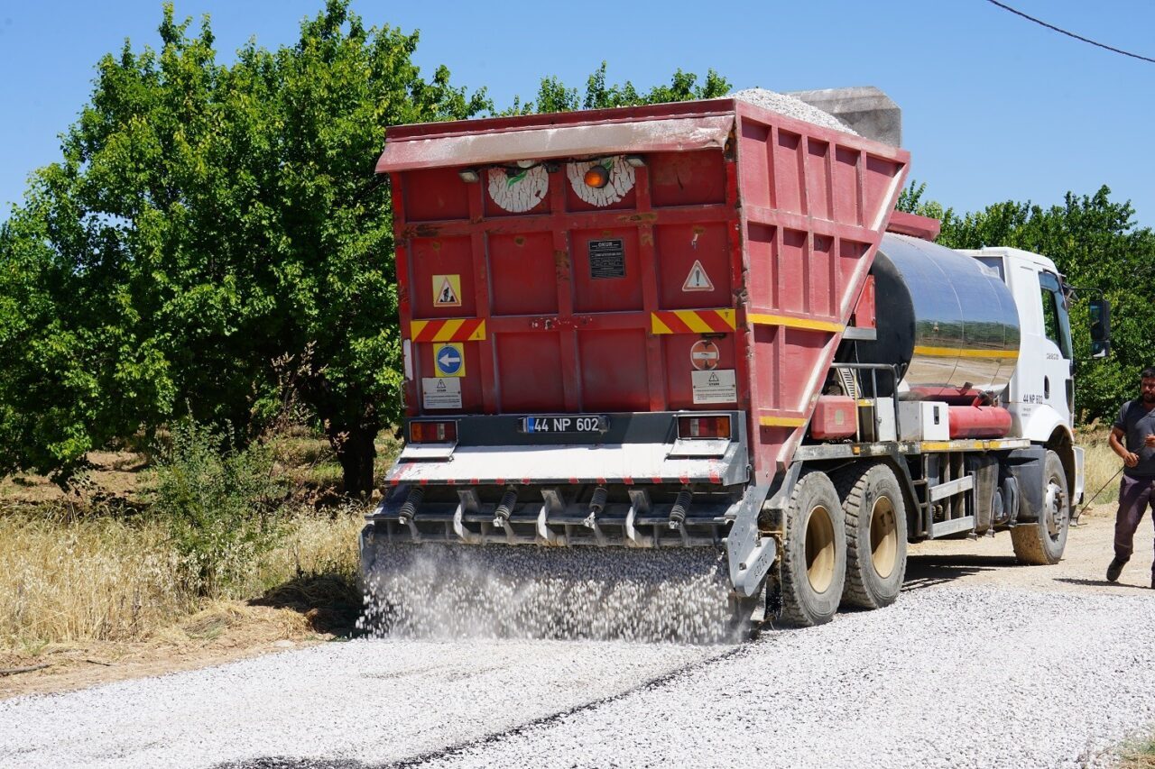 Yeşilyurt Belediyesi, kırsal mahallelerde ulaşım altyapısını güçlendirmek amacıyla başlattığı yol
