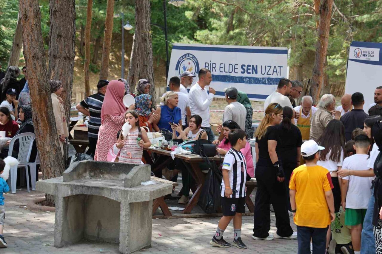 Sivas’ta yetim ve öksüz çocuklar düzenlenen piknikte eğlendirildi. Bir Elde