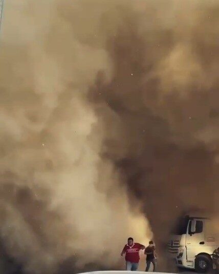 Kahramanmaraş’ta ağır hasarlı binaların yıkımı sürerken, kontrollü olarak yıkılan bir