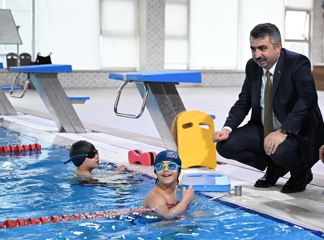 Bursa-Yıldırım Belediyesi Yaz Spor Okulları’nda yüzme kursuna devam eden çocuklar,