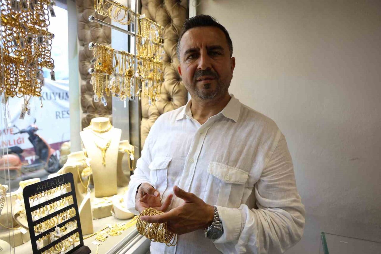 Hatay’da sarraflık yapan Ahmet Güney, yeni evlenecek çiftlere yüksek faiz