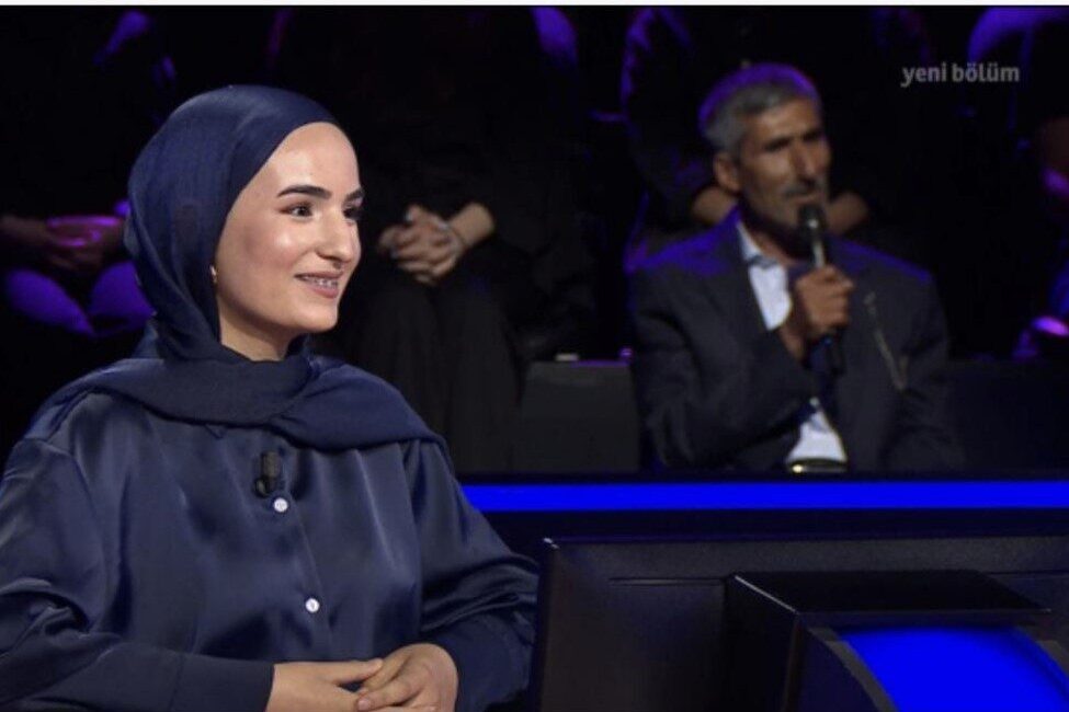 YKS çıkışında babasının çiçekle karşıladığı Çimen Gülen, “Kim Milyoner Olmak