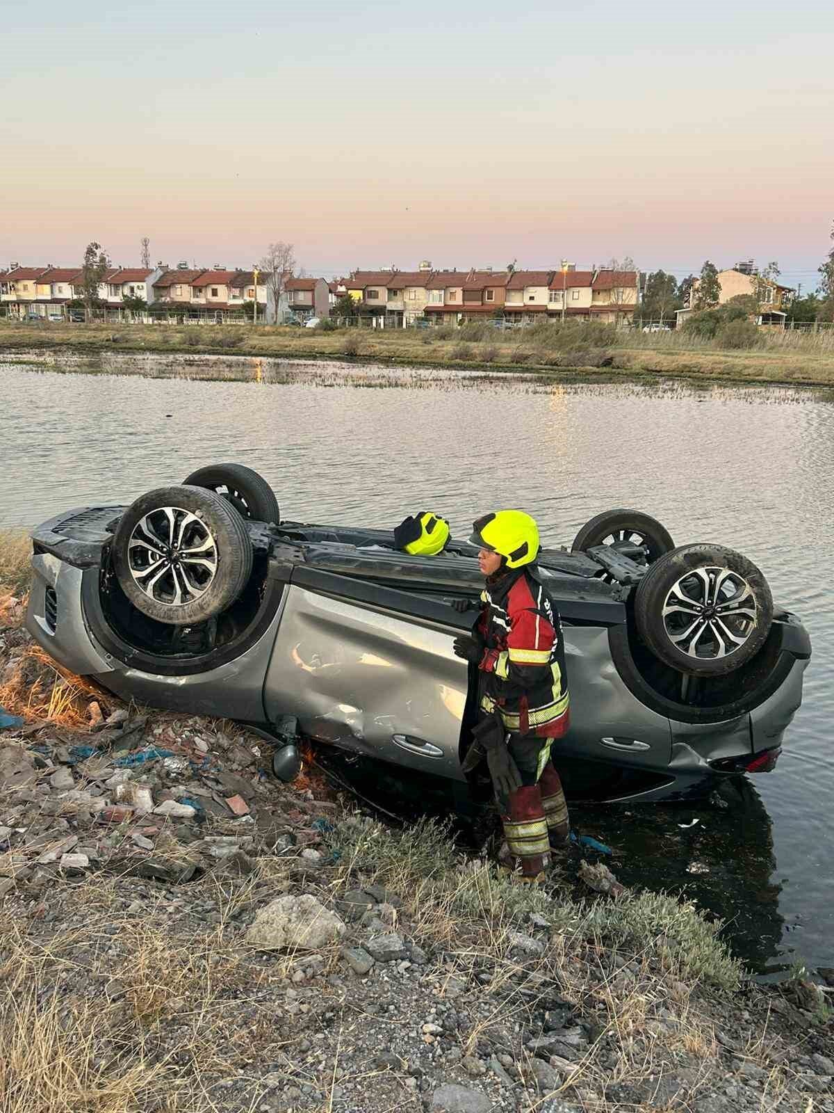 Balıkesir’in Burhaniye ilçesinde virajı alamayan bir otomobilin yol dışına savrularak