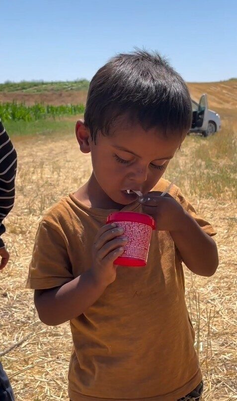 Çankırı’nın Kızılırmak ilçesinde yol kenarında limonata satarak dondurma parası biriktiren