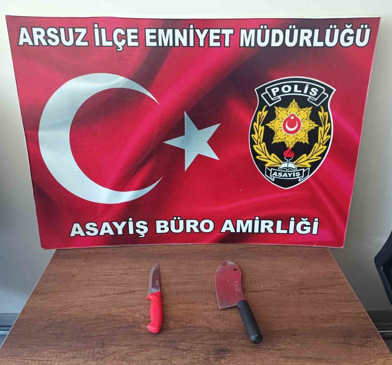 Hatay’da yol verme tartışmasında satırla kamyon sürücüsüne saldıran 2 şahıs