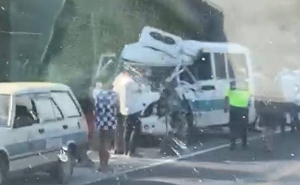 Aydın’ın Çine ilçesinde yolcu minibüsü ile kamyonun çarpışması sonucu meydana