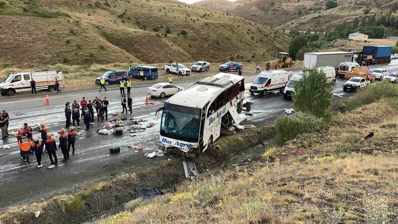 Sivas’ta kontrolden çıkan yolcu otobüsünün dağ yamacına çarpması sonucu meydana