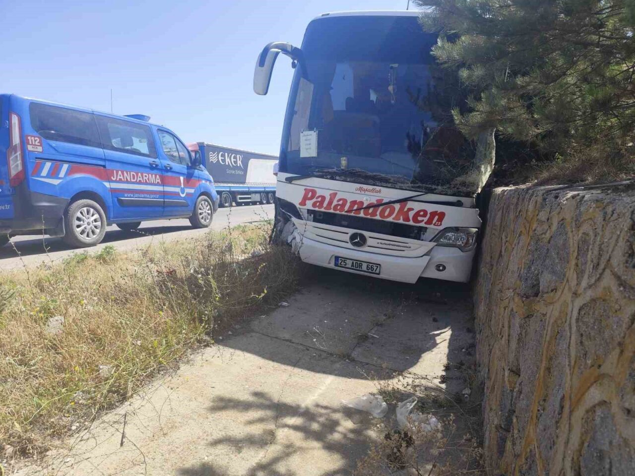 Afyonkarahisar’da yolcu otobüsü otomobil ve tırın karıştığı zincirleme kazada 7