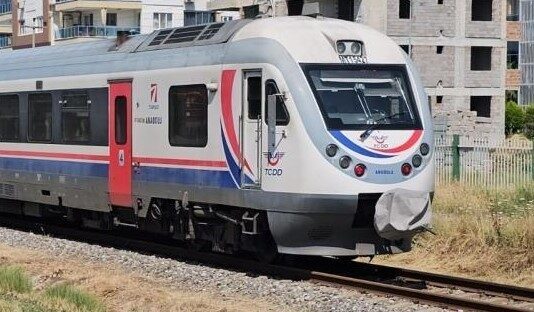 Aydın’ın Nazilli ilçesinde yolcu trenin çarptığı şahıs hayatını kaybetti. Edinilen