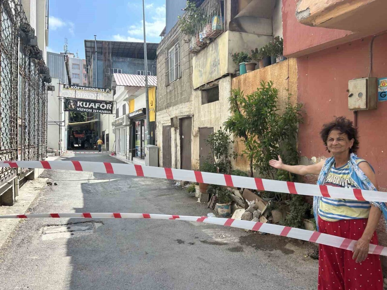 Mersin’in Tarsus ilçesinde yol çökmesinden dolayı evler yıkılma tehdidi ile