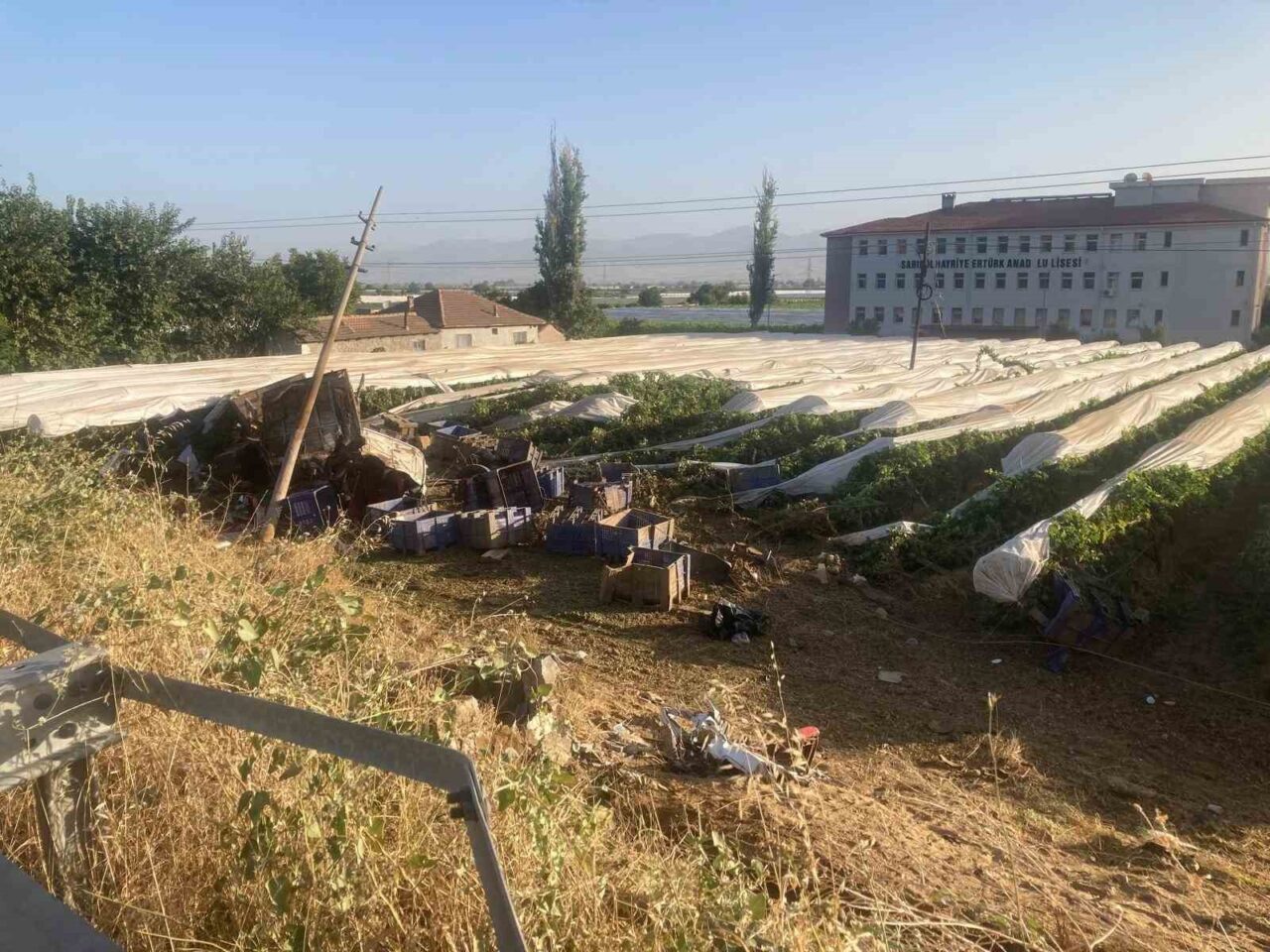 Manisa’nın Sarıgöl ilçesinde sürücüsünün direksiyon hakimiyetini kaybettiği tır yoldan çıkarak