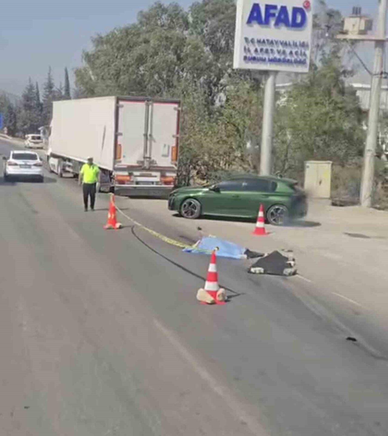Hatay’da yolun karşısın geçtiği esnada otomobilin ve ardından tırın çarptığı
