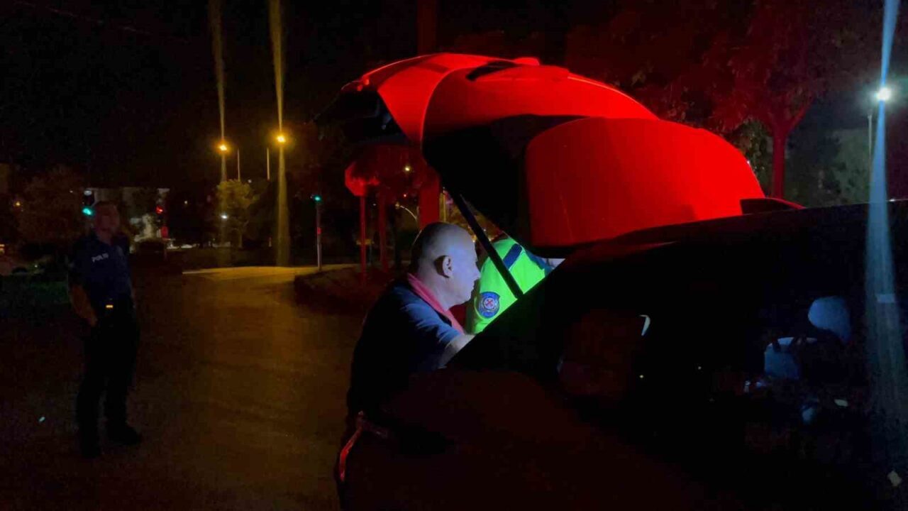 Eskişehir’de ters yönden gelerek caddeye giren plakasız üç tekerlekli kasalı