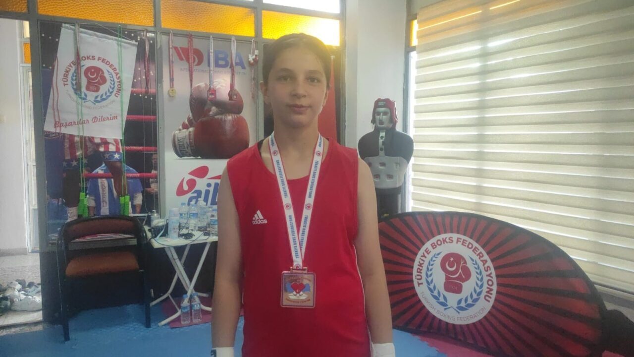 Yozgatlı sporcu İsra Zişan Çeper, kısa bir süre boks ile