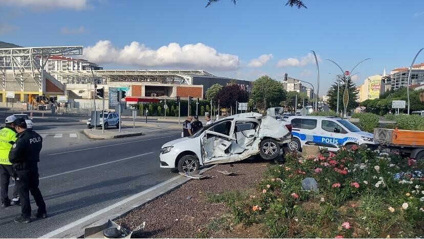 Yozgat minibüs ve otomobil çarpıştı, kazada 1 kişi hayatını kaybetti.