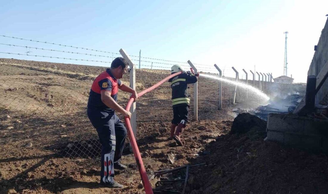 Yozgat’ta meydana gelen mandıra yangınında inşaat malzemeleri kullanılamaz hale geldi.