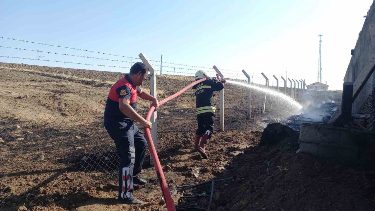 Yozgat’ta meydana gelen mandıra yangınında inşaat malzemeleri kullanılamaz hale geldi.