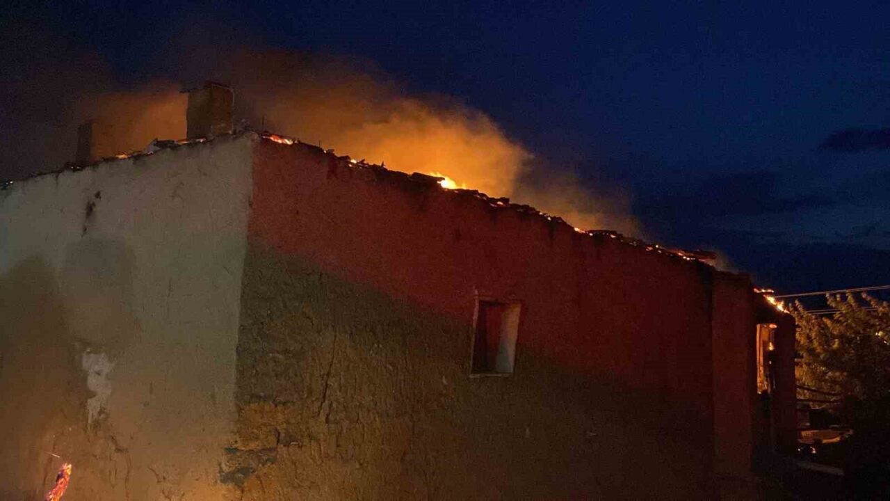 Yozgat’ın merkeze bağlı Sağlık Köyünde gece saatlerinde meydana gelen yangının