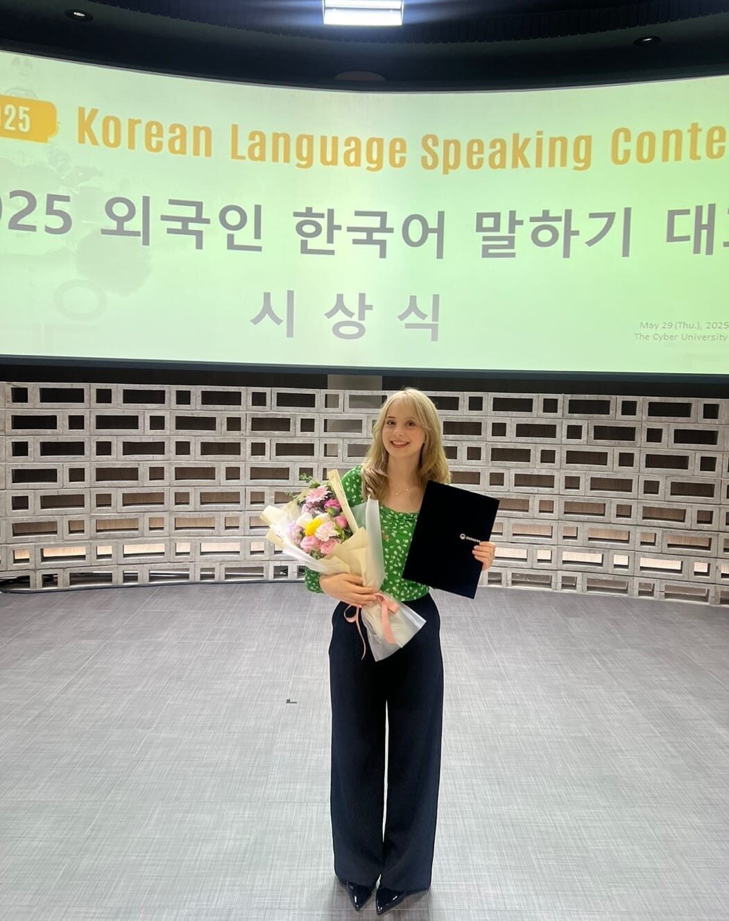 İzmir Ekonomi Üniversitesi (İEÜ) İngilizce Mütercim ve Tercümanlık Bölümü’nden mezun