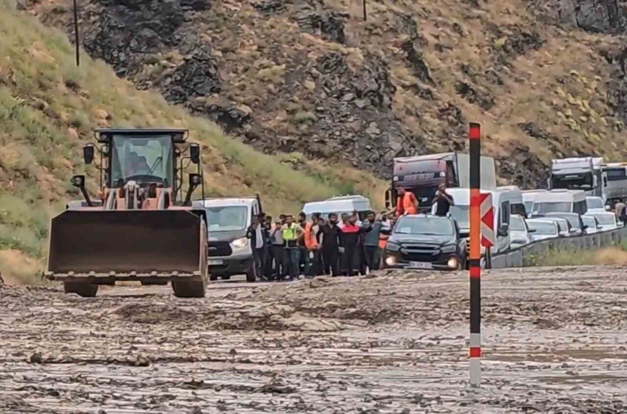 Yüksekova-Van yolunda heyelan meydana geldi. Bazı araçlar mahsur kalırken, ekiplerin