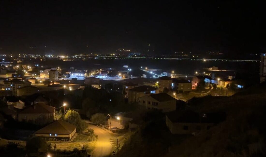 Hakkari’nin Yüksekova ilçesinde akşam saatlerinde 3.1 büyüklüğünde deprem meydana geldi.