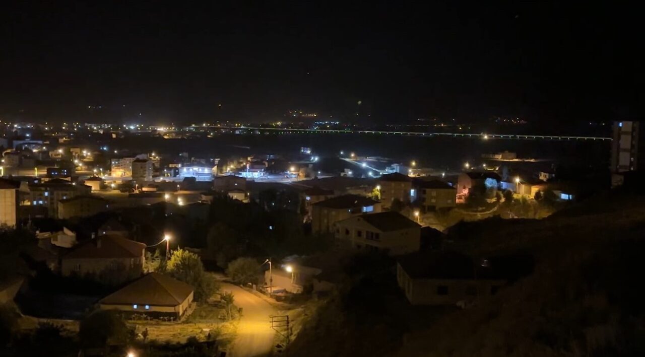 Hakkari’nin Yüksekova ilçesinde akşam saatlerinde 3.1 büyüklüğünde deprem meydana geldi.