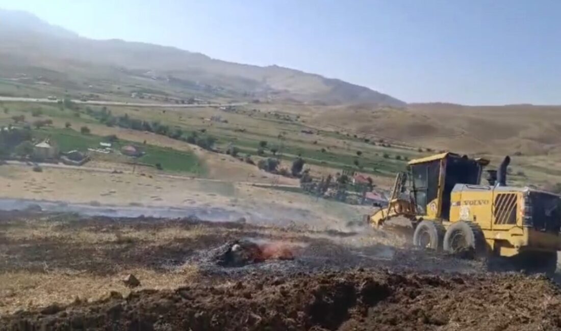 Hakkari’nin Yüksekova ilçesinde çıkan anız yangını, kepçe ile müdahale edilerek