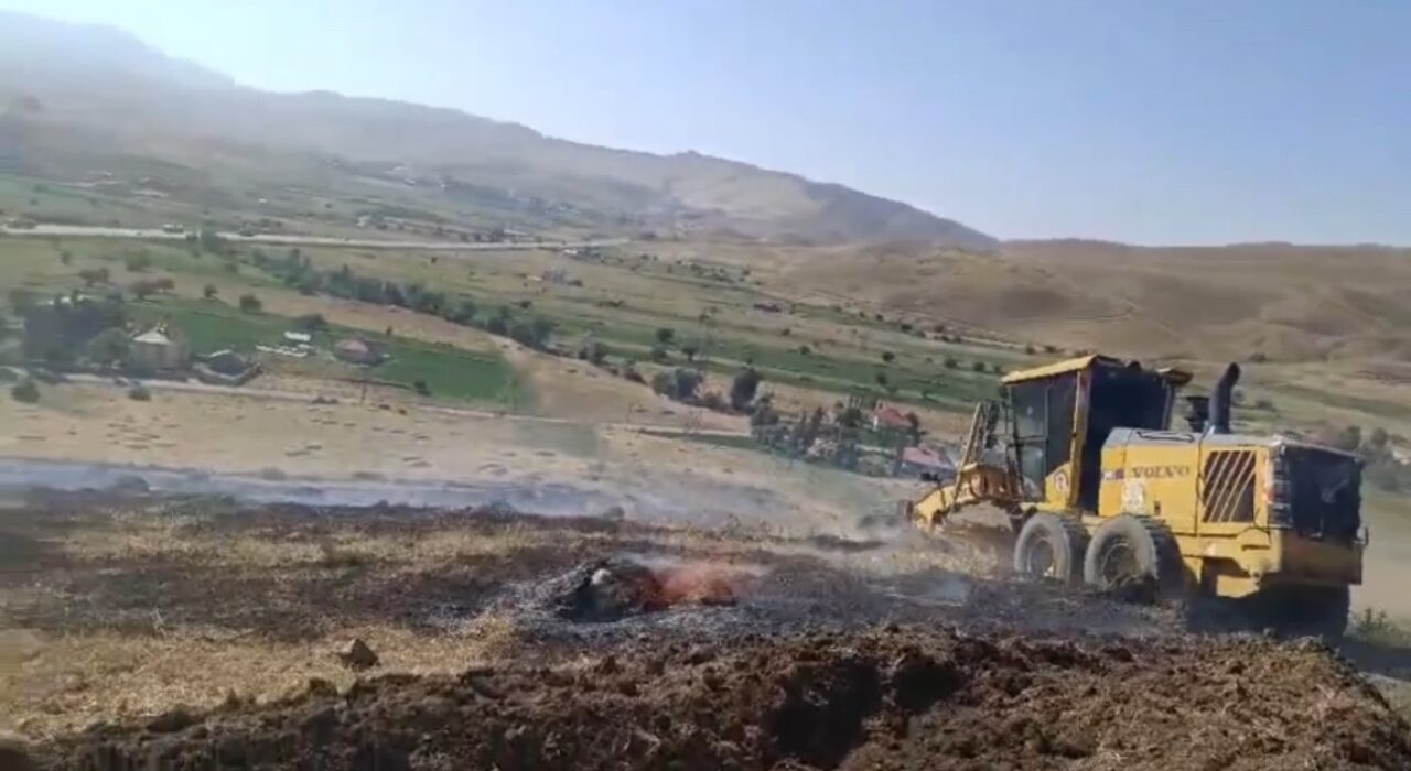 Hakkari’nin Yüksekova ilçesinde çıkan anız yangını, kepçe ile müdahale edilerek