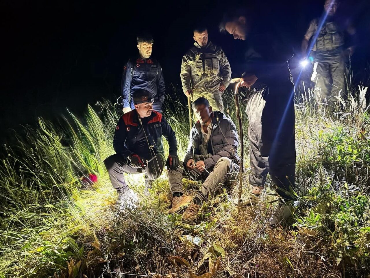 Hakkari’nin Yüksekova ilçesi kırsalında rahatsızlanarak dağda mahsur kalan çoban, ekiplerin