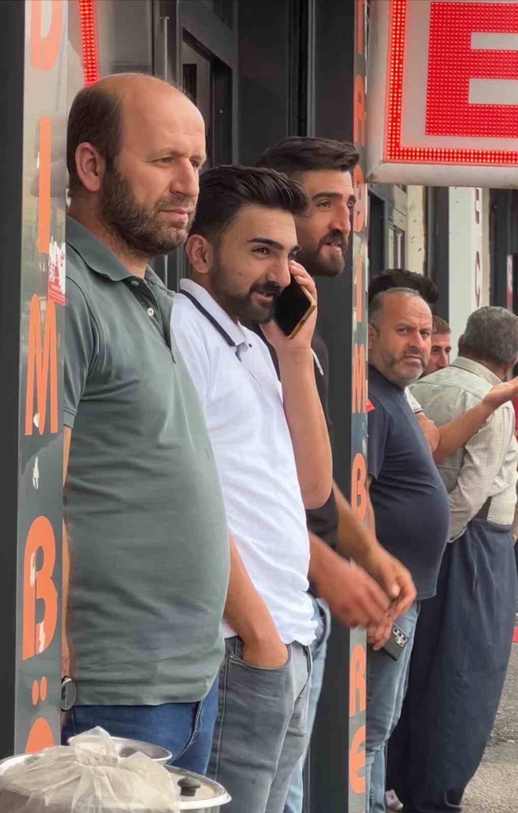 Hakkari’nin Yüksekova ilçesinde günlerdir etkili olan kavurucu sıcakların ardından akşam