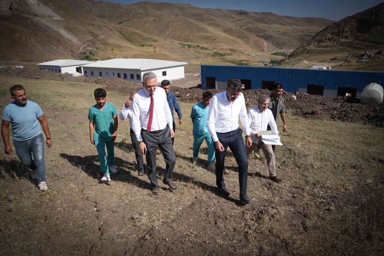 Hakkâri Valisi Ali Çelik, Yüksekova Akocak köyünde bulunan Hakkâri Sokak