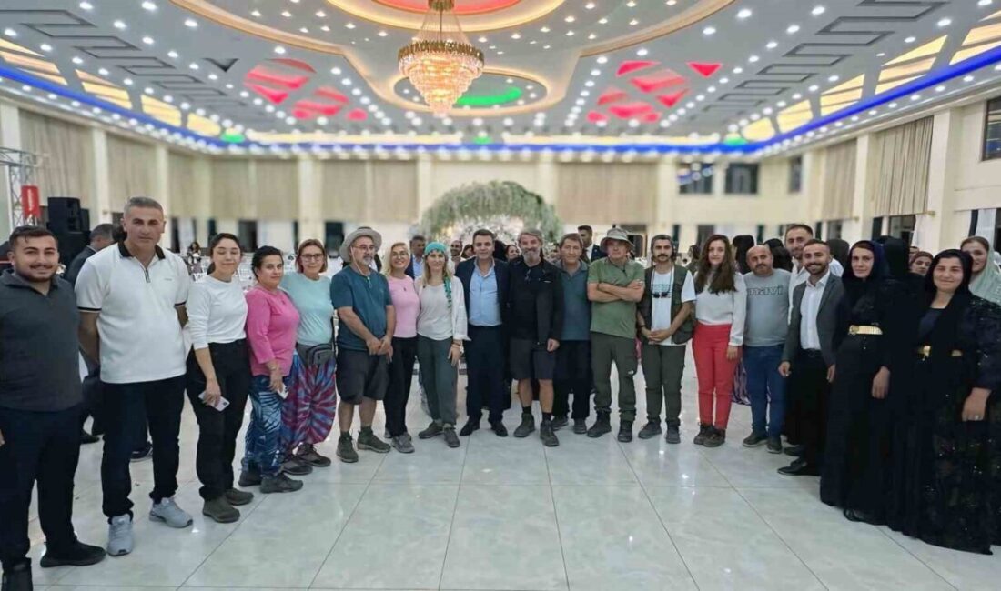 Hakkari’nin Yüksekova ilçesine gelen çok sayıda yerli turist, katıldıkları düğünde