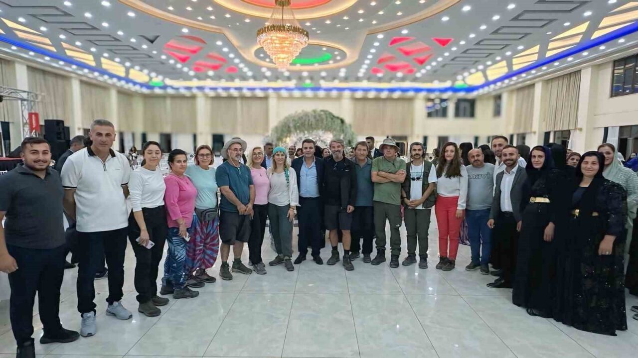 Hakkari’nin Yüksekova ilçesine gelen çok sayıda yerli turist, katıldıkları düğünde