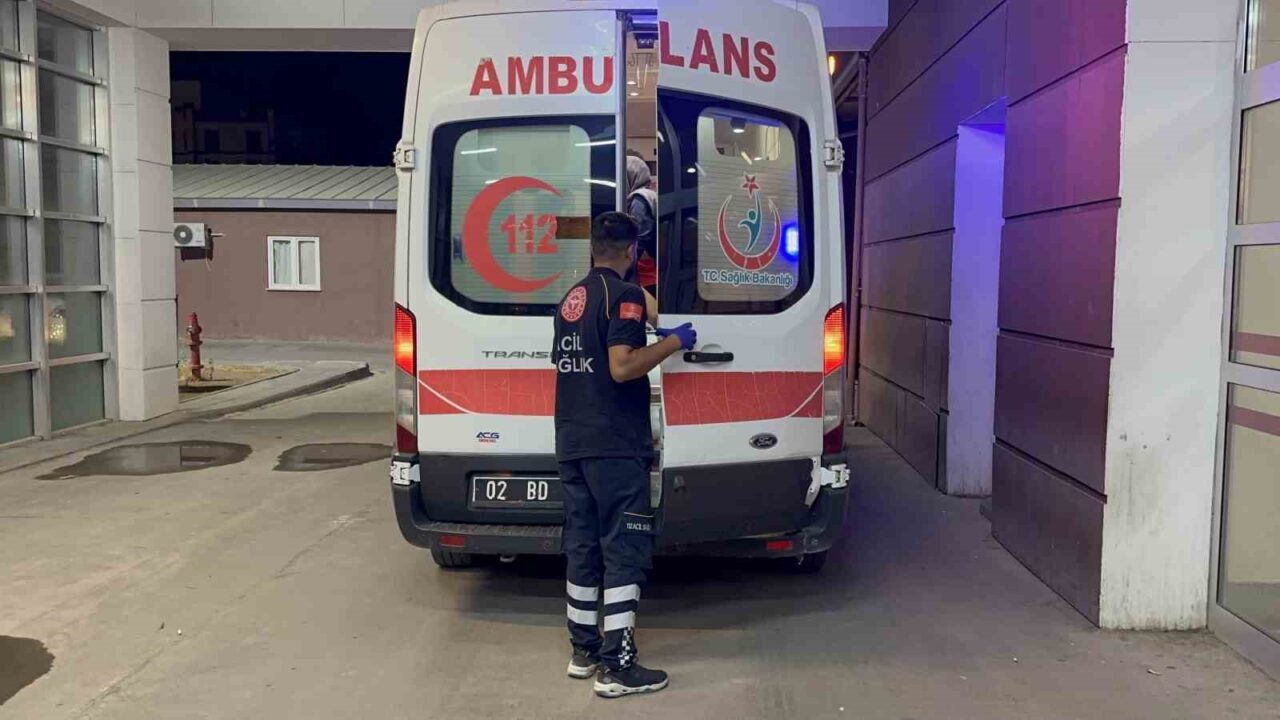 Adıyaman’da yüksekten düşen 1 yaşındaki çocuk ağır yaralandı. Edinilen bilgilere