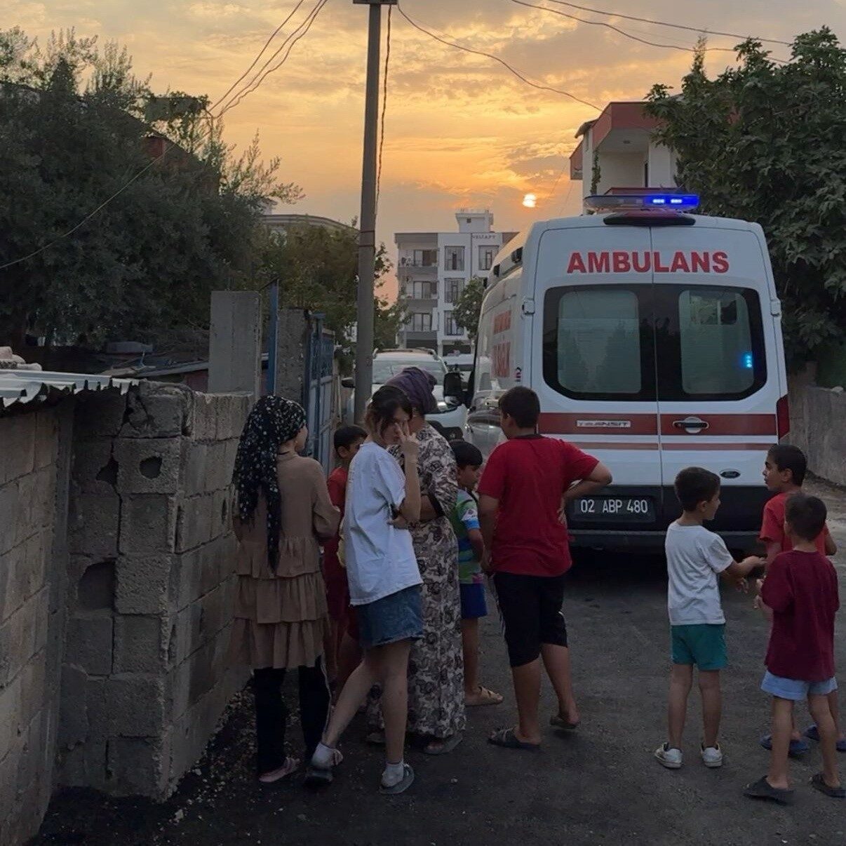 Adıyaman’da, 3 katlı bir binanın tepesinde dengesini kaybederek düşen kişi