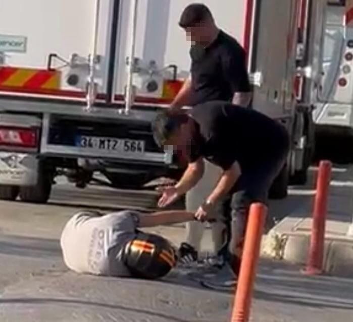 İzmir’de iddiaya göre trafikte yol verme nedeniyle motosiklet ile otomobil