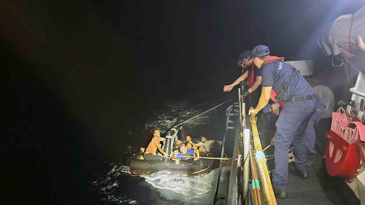 Muğla’nın Fethiye ilçesi açıklarında can salları içinde Yunanistan sahil güvenlik