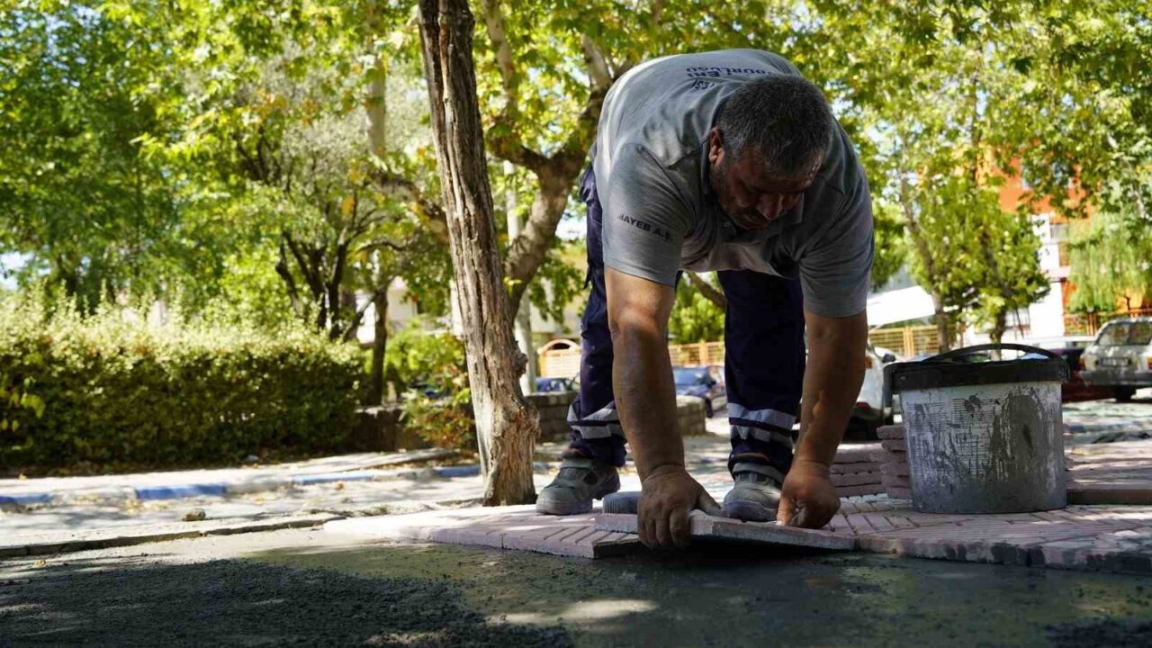 Yunusemre Belediyesi ekipleri, asfalt yama ve kaldırım bakım-onarım çalışmalarına hız