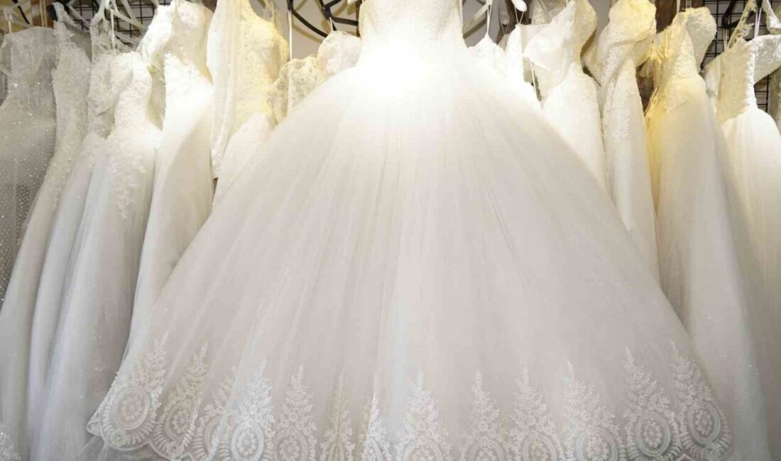 Yunusemre Belediyesi, evlilik hazırlığı yapan çiftlere destek olmak amacıyla gelinlik