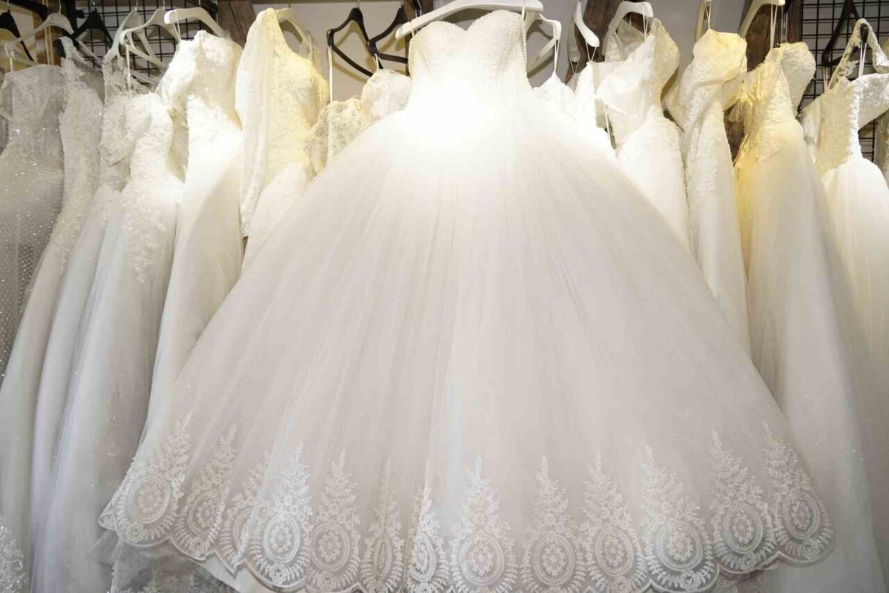 Yunusemre Belediyesi, evlilik hazırlığı yapan çiftlere destek olmak amacıyla gelinlik