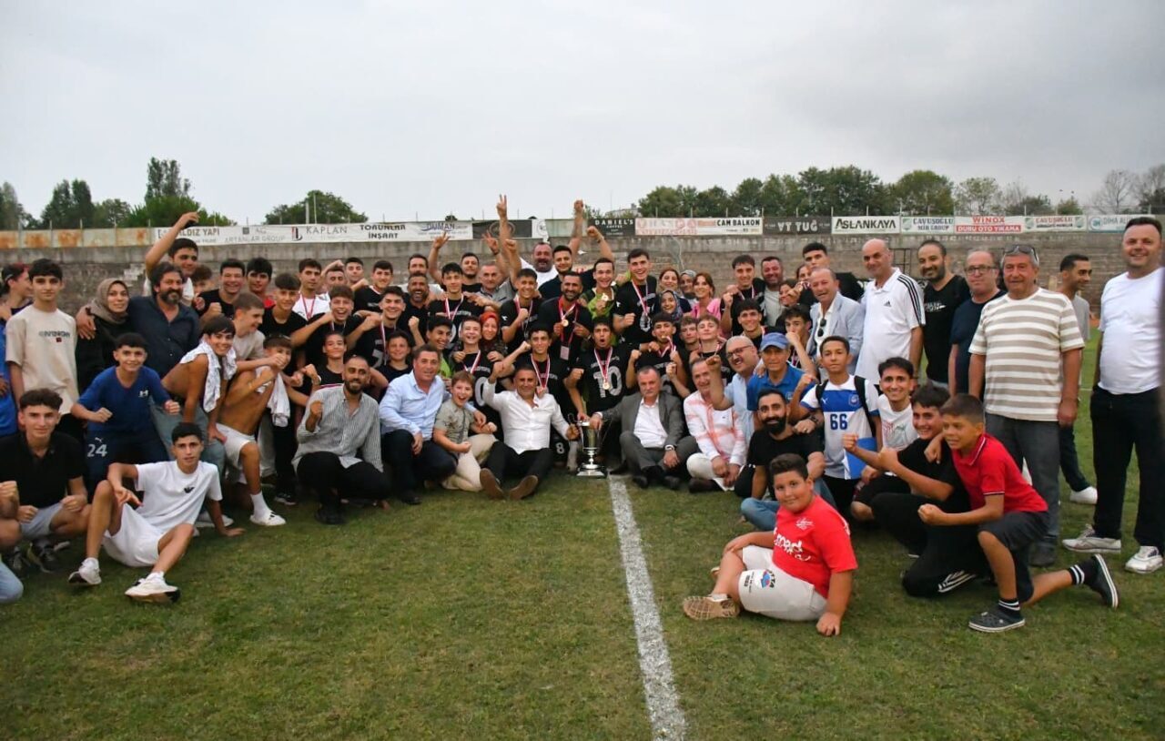 Manisa temsilcisi Yunusemre Belediyespor, Yalova’da düzenlenen U17 Türkiye Futbol Şampiyonası