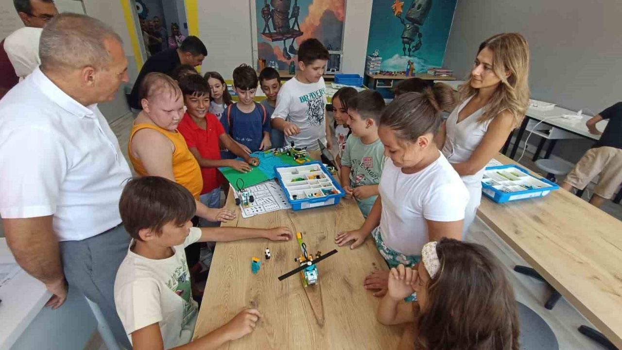 Manisa’nın Yunusemre ilçesinde Yaz Okulu kapsamında açılan ‘Kendin Yap Atölyeleri’,
